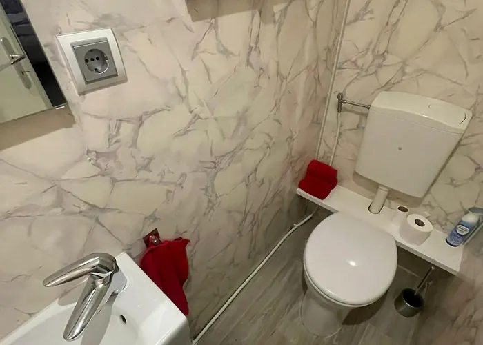 Chalet In Natuurlijke Omgeving